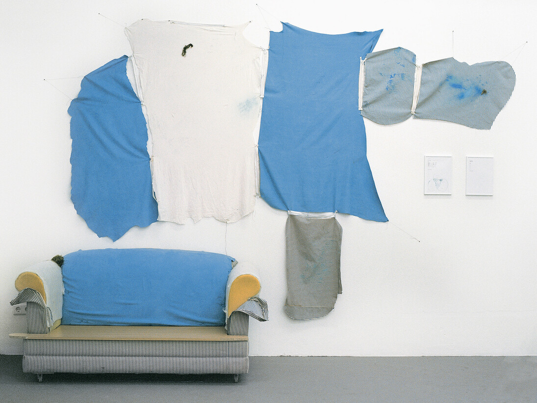 Reto Pulfer Ofaz Rad & ZR Öswaus (2008). Sofa, wood, wheels, textiles, moss, zippers, thread, nails, two framed A4-texts. Chert, Berlin