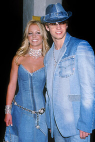 A cantora pop Britney Spears e o seu ex-namorado Justin Timberlake no red carpet do American Music Awards do ano de 2001 