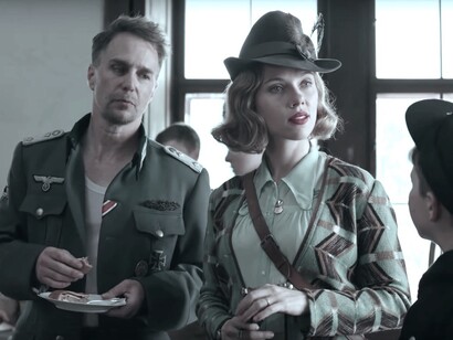 Sam Rockwell, Scarlett Johansson y Roman Griffin durante una secuencia del filme Jojo Rabbit. Foto: Larry Horricks. Twentieth Century Fox Film Corporation