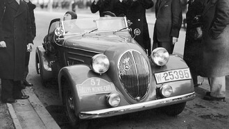 Varsavia, Polonia. Il team polacco del Rallye di Montecarlo del 1937. In foto il team si trova a Varsavia su una Fiat 508 da corsa