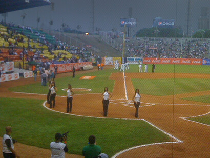 Estadio Universitario de Béisbol, Universidad Central de Venezuela. El béisbol llegó a Venezuela a finales del siglo XIX, cuando estudiantes que regresaban del extranjero organizaron en Caracas uno de los primeros juegos formales frente a la estación de tren de Quebrada Honda