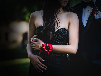 Pareja con vestimenta para un evento formal o 'white tie'
