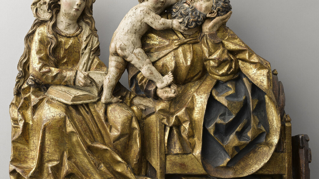 La sainte Famille, Sud de la Souabe (Lux Maurus ?), vers 1510-1520, Tilleul polychromé, H. 42,5 ; L. 47 ; P. 3 cm, Paris, Musée de Cluny - musée national du Moyen Âge, (inv. Cl. 15390) © Rmn-Grand Palais / Jean-Gilles Berizzi