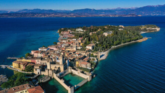 Sirmione, con il Castello Scaligero in primo piano