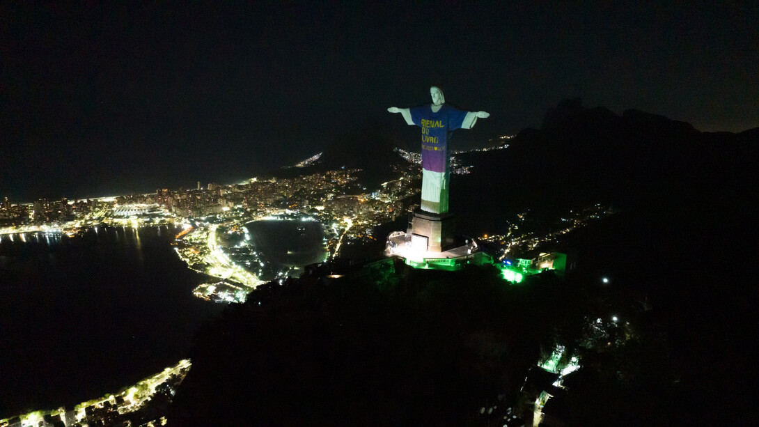 Cristo Redentor, monumento na cidade do Rio de Janeiro, Brasil, com projeção dos 40 anos da Bienal do Livro em 2023