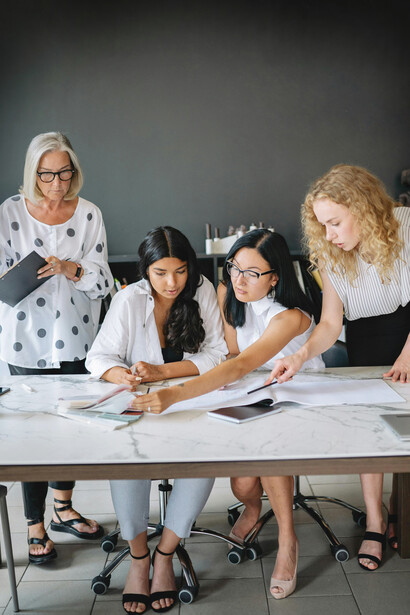 Grupo de mujeres trabajando. La adultez llega con diversas responsabilidades