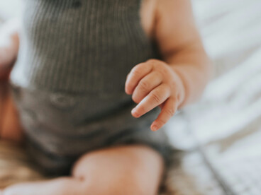 Tomber, hésiter, se relever : les premiers pas rappellent que toute compétence commence dans l’inconfort