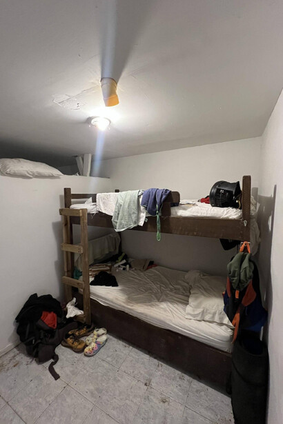 Habitación compartida durante el voluntariado. Durante mi voluntariados, las habitaciones estaban en mal estado, con colchones con ácaros y sabanas manchadas