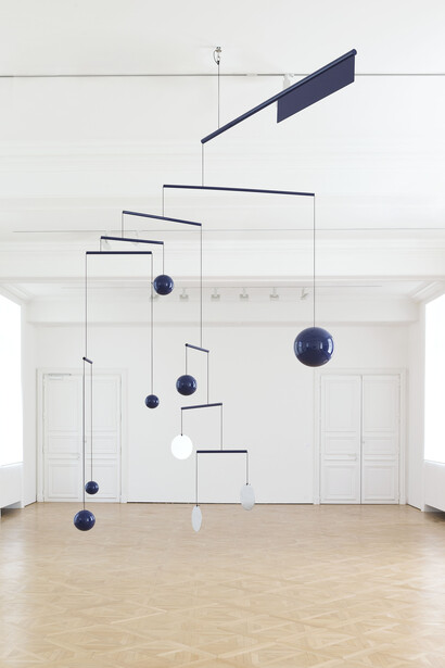 Xavier Veilhan, "Mobile n°21", 2015, Carbone, résine polyester, acier inoxydable, polypropylène, peinture polyurethane, 280 cm, Ø 260 cm / 9.19 feet, Ø 8.53 feet, Photo : Claire Dorn, Courtesy Galerie Perrotin