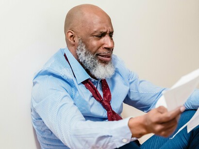 Homem em crise. É crucial enfatizar que as expectativas dos pais em relação à jornada dos filhos têm um peso importante na tomada de decisão da criança, podendo impactar sua vida no momento de escolher uma carreira e o que esperar dela no futuro