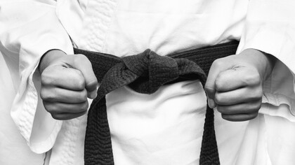 As artes marciais consistem no aprendizado de um conjunto de técnicas voltadas para a luta que podem ser aplicadas tanto no âmbito competitivo quanto para a defesa pessoal. Mas sua validade vai ainda além, podendo ajudar no desenvolvimento de qualidades imprescindíveis em todas as áreas da vida. Por exemplo, ao se preparar para uma luta, o praticante precisa desenvolver habilidades físicas, como a capacidade de socar e chutar, esquivar e mover-se agilmente e também aspectos mentais como planejamento de estratégias, coragem, resiliência e disciplina, qualidades estas extremamente necessárias para qualquer um que deseja crescer profissionalmente, por exemplo