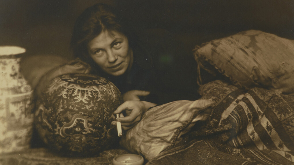 Portait de Germaine Krull, Berlin, 1922, Hans Basler, Tirage gélatino–argentique, 15,9 x 22 cm, Museum Folkwang, Essen © Estate Germaine Krull, Museum Folkwang, Essen