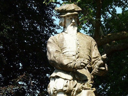 Statue de Jean Cousin, dans le square éponyme, à Sens, Yonne, France
