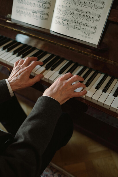 La influencia de Neruda en la música chilena ayudó a transformar el folclore tradicional hacia expresiones con un enfoque social y político
