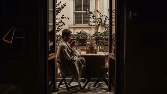 Balconear es una expresión que refiere a la acción de contemplar la calle a través del ventanal de un bar. A pesar de ser una práctica muy extendida en su cultura, los argentinos ya no pueden darse ese "lujo"