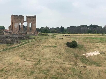 Visione aerea Villa dei Quintili e opera di Cuoghi Corsello 'Miraggio 1', 2018. Ph. Cuoghi Corsello