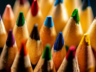 Em meio a esse cenário de sobrecarga digital, colorir se torna um ato de resistência. Um gesto simples, mas profundamente simbólico. Uma forma de pausar o mundo, resgatar a escuta interna, cultivar a paciência e encontrar sentido nas pequenas coisas. Os livros de colorir são, hoje, uma ponte entre gerações, uma terapia acessível, uma ferramenta pedagógica e um convite à reconexão