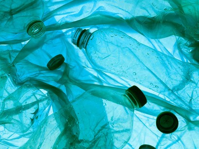 Illustrazione dell'inquinamento degli oceani con sacchetti e bottiglie di plastica