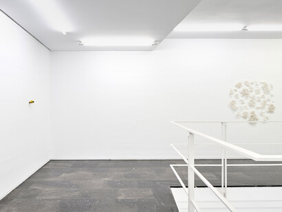 M Reme Silvestre, L'escala fosca del desig no té barana, vista de exhibición. Cortesía de Galería Luis Adelantado