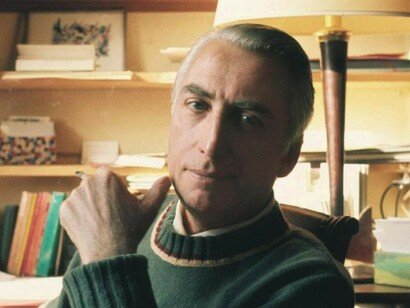 Roland Barthes foi um ensaísta, crítico literário, linguista e semiólogo francês, um dos principais expoentes da nova crítica estruturalista francesa