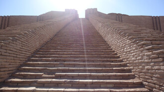 Escalinatas del gran zigurat de Ur, Irak
