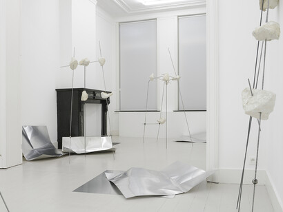 Vanessa Safavi, Airbags, Installation view, Motinternational Brussels, 2015