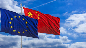 Banderas de la UE y China ondeando