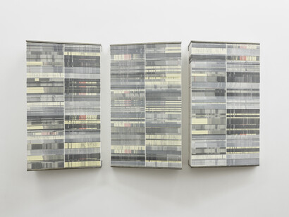 Vista de exposição (detalhe), Mafalda Santos, Carta em três estrofes #1-#2-#3, 2015, papel impresso, estrutura de ferro, 90 x 50 cm x largura variável (cada), foto: João ferro Martins, Imagem cortesia das artistas e 3+1 Arte Contemporânea, Lisboa.
