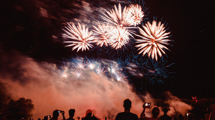 Costumbres para la fiesta de Año Nuevo. Estas costumbres reflejan la diversidad cultural que existe, así como las ganas que tienen las personas de celebrar este acontecimiento