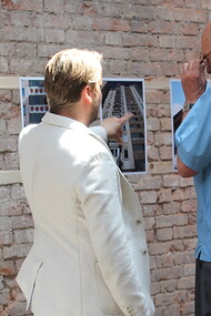 Discussões sobre modernismo jugoslavo com Rem Koolhas. Fotografia de Marine Drezet