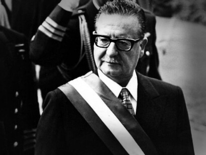 La struttura musicale è semplice, cadenzata, circolare, never-ending, facilmente cantabile