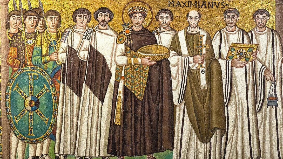L’Imperatore Giustiniano e il suo seguito, circa 547 d.C., mosaico, misure. Ravenna, presbiterio della Basilica di San Vitale