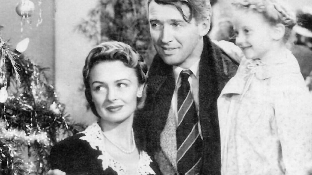 Donna Reed, James Stewart y Karolyn Grimes en un fotograma de la película