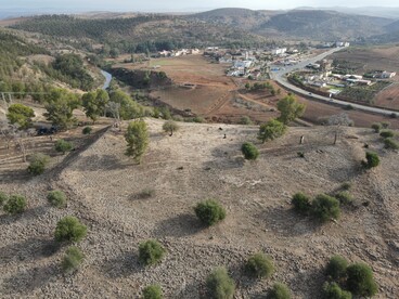 L’area del sito di Oued Beht delimitata dalle strutture difensive, con il villaggio di Aït Siberne sullo sfondo (foto: A. Garcia-Molsosa e T. Wilkinson, Archivio OBAP)