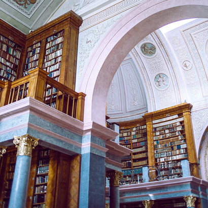 Espaços utópicos, são os chamados cenários criados pela literatura e desenvolvidos pela nossa mente. Interior da biblioteca de Pannonhalma, na Hungria