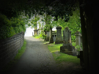 Camino junto a un cementerio
