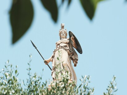 Atenea Prómaca (1882, Atenas, Grecia), de Leonidas Drosis. La escultura representa a la diosa Atenea, evocando su calculada estrategia militar y vigilante protección hacia el orden y la justicia civil
