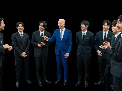 Membros do BTS com o presidente Joe Biden em conferência na Casa Branca nos Estados Unidos