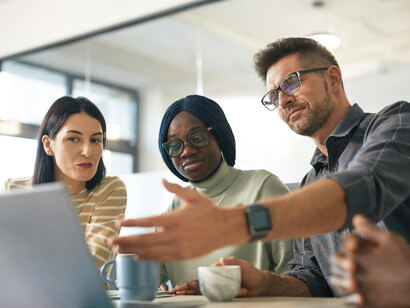 Conheça como o diálogo sobre diversidade e inclusão contribui para a criação de ambientes inclusivos, promovendo o bem-estar e o desenvolvimento pessoal e organizacional