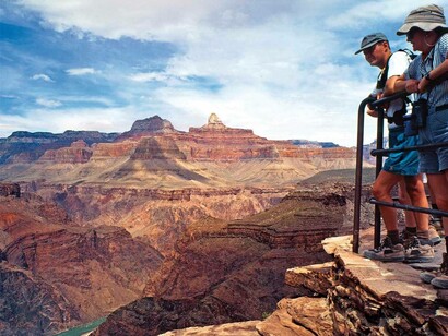 Unos visitantes observan desde la altura el Cañón del Colorado