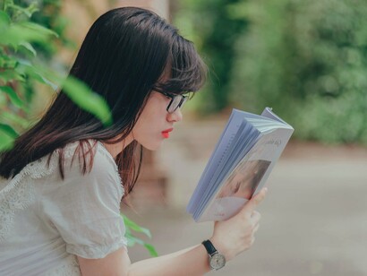 Da génese narrativa destes caos instalados muito sobreviverá, muito se estatelará na ignomínia ou no lixo  dourado do efémero trajecto tingido da vanitas de reis e senhores de escravos e também muito se verá de viagem descoberta de mundos e vias lácteas de incandescente beleza e leveza mais intemporal do que qualquer fatwa condenatória ou pretensa de pura verdade insofismável…