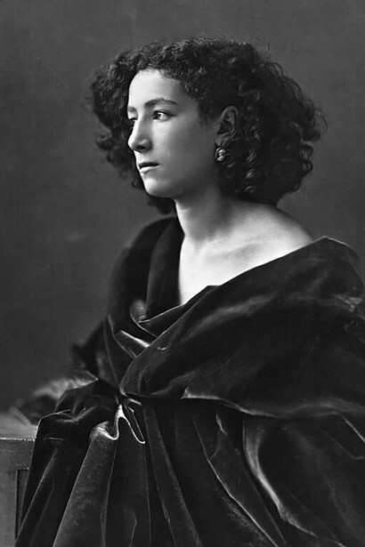 Sarah Bernhardt par Félix Nadar. Sarah aime plaire alors elle sera une des premières à avoir accès à la chirurgie esthétique sans craindre pour sa vie