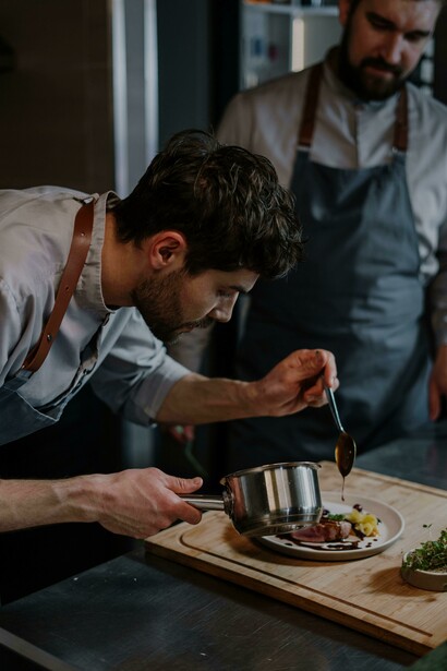 Chef emprata comidas