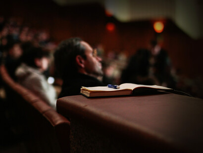 Detalle de un libro de notas en una sala de conferencias