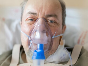 O corpo deles luta de um jeito que não aparece nos livros. Luta em silêncio, por dentro. O peito sobe e desce como se estivesse carregando um peso que ninguém vê. Os lábios ficam secos. A pele perde a cor. Os olhos pedem ajuda mesmo quando a boca não consegue