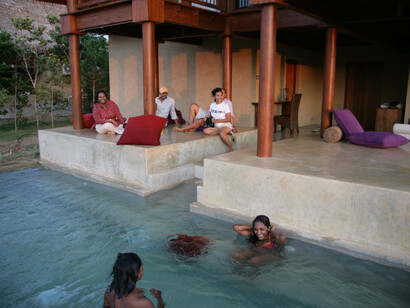 The architect relaxing with famliy and friends © Gehan de Silva Wijeyeratne