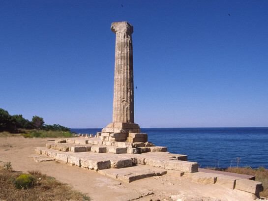 L'ultima colonna del Tempio di Hera Lacinia rimasta eretta. Capo Colonna (o Capocolonna) - noto in età coloniale (antica, classica ed ellenistica) come Capo Lacinio: Λακίνιον ἄκρον), e poi promontorium Lacinium in età romana) - è un promontorio sito otto chilometri a sud di Crotone Calabria, Italia