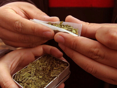 Haciendo un cigarrillo de marihuana