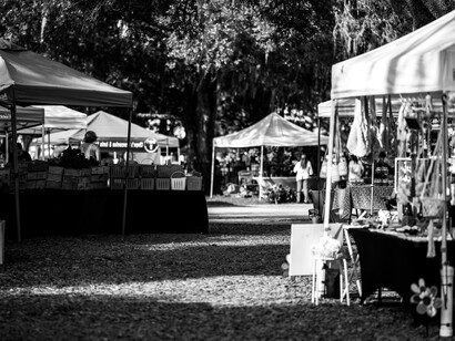 Parece que está en una feria porque todos venden algo, chucherías y cosas que no le llaman la atención, comida que no va a probar