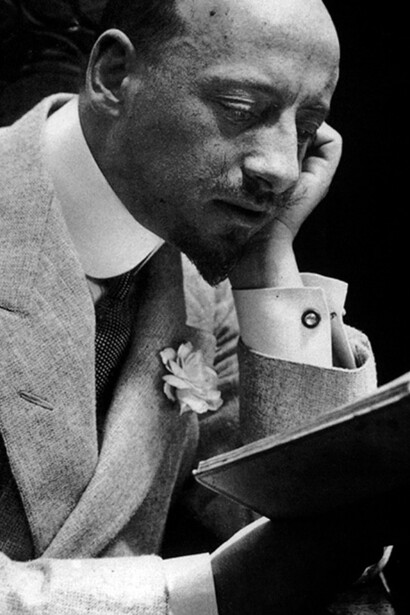 Ritratto di Gabriele d'Annunzio mentre legge